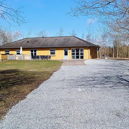 12 Person In H Jslev Bøstrup