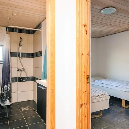 12 Person In Hojslev-by Traum