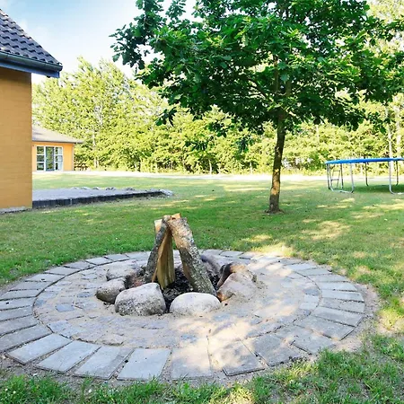12 Person In Hojslev-by Traum *