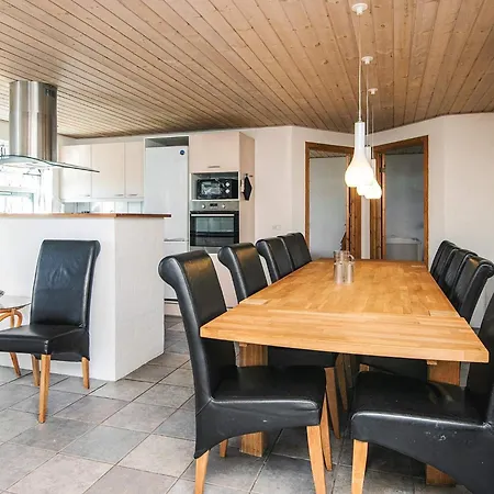 12 Person In Hojslev-by Traum